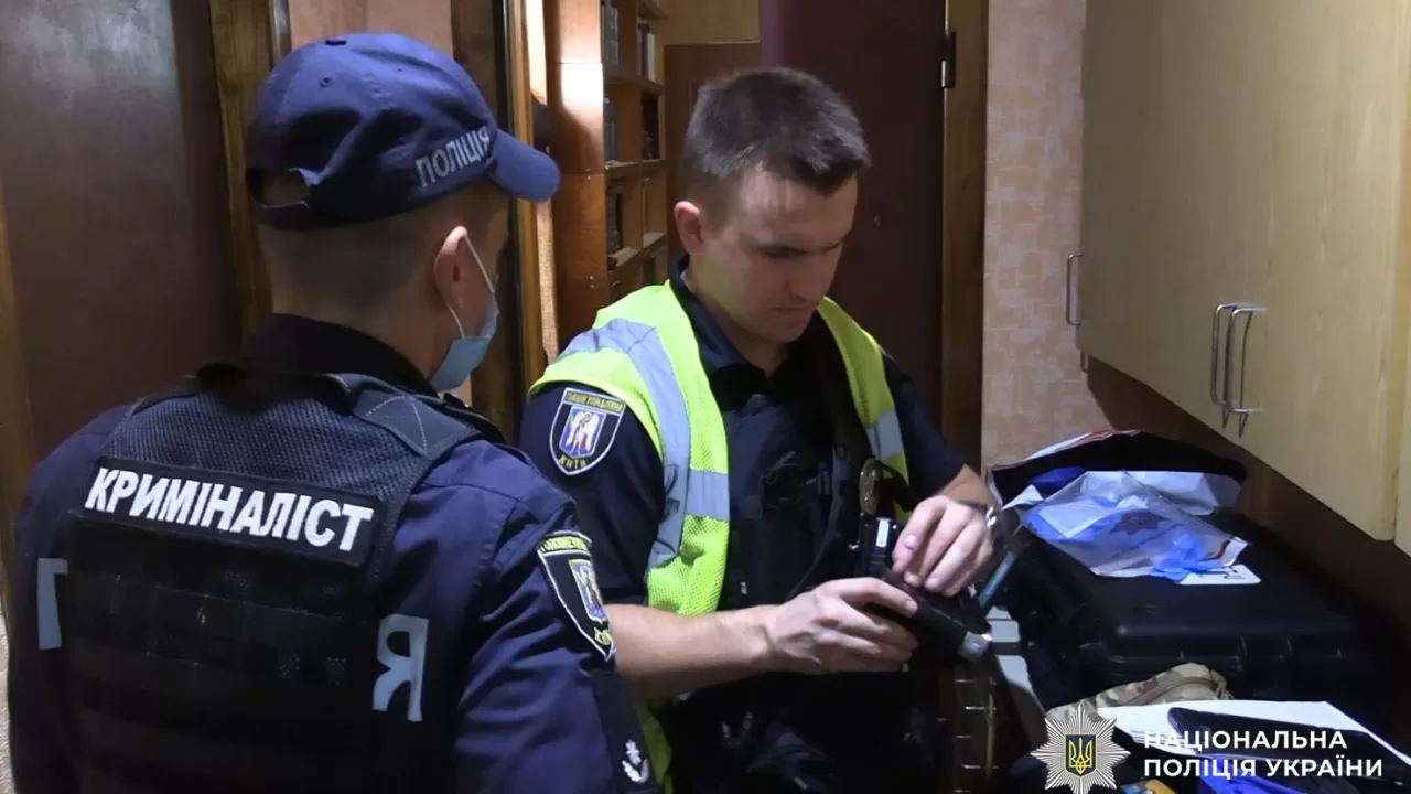 Правоохранители на месте убийства в Оболонском районе / Фото: Полиция Киева