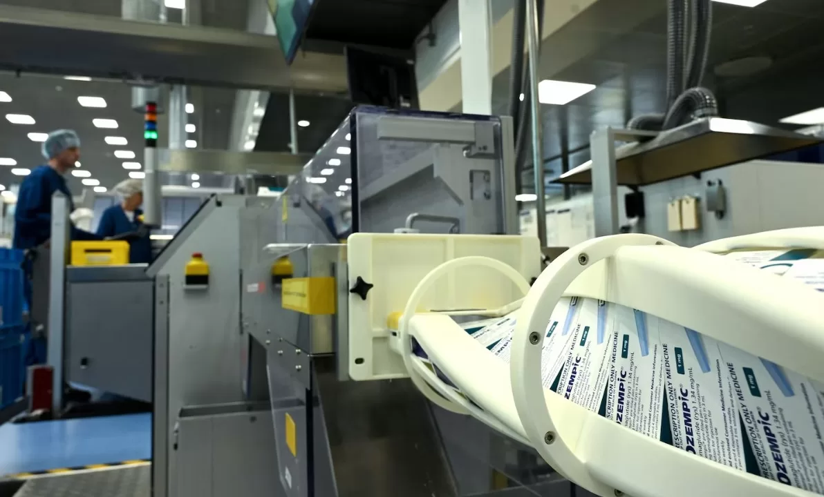 Працівники працюють на виробничій лінії на заводі Novo Nordisk у Хіллероеді, Данія, вересень 2023 року / Фото: Sergei Gapn/AFP