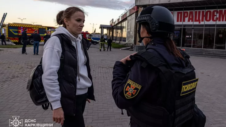 Наслідки влучання дрона у меблевий магазин Харкова