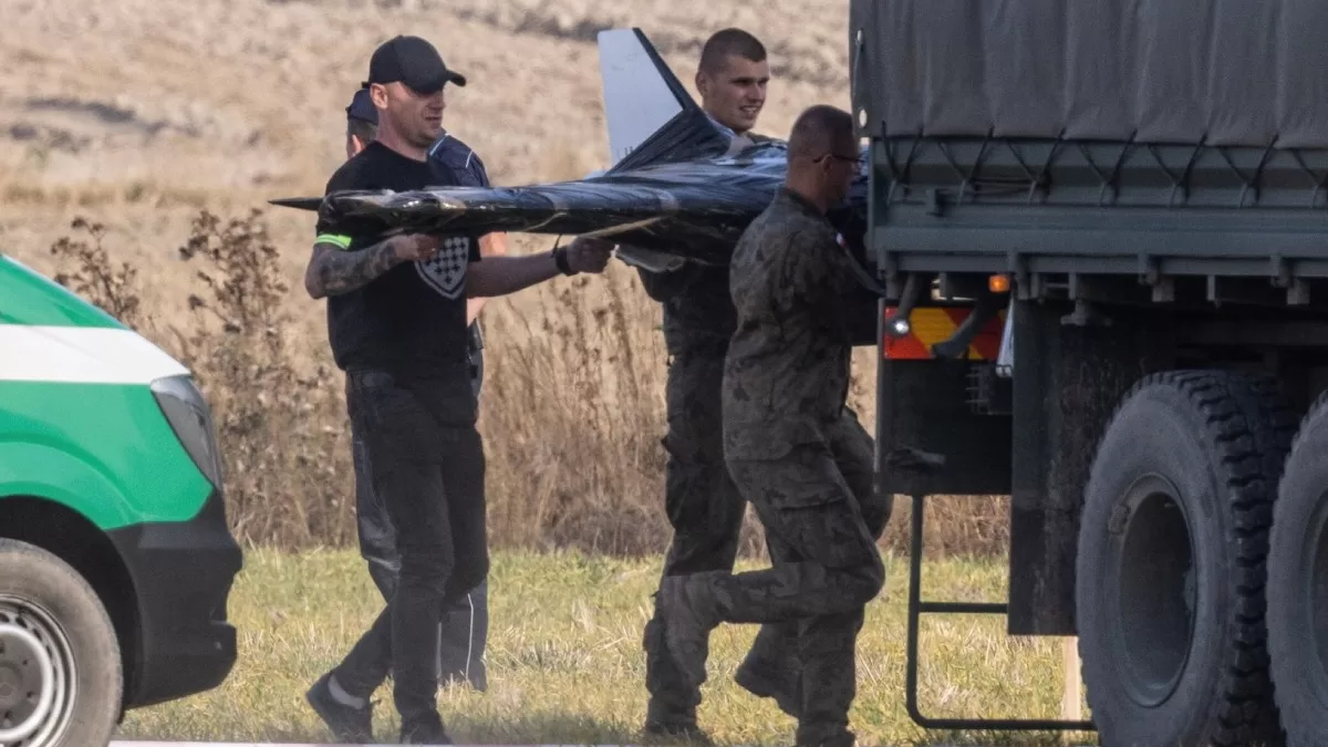 Польські національні сили територіальної оборони на місці падіння російського безпілотника в селі Вохин, східна Польща / Фото EPA