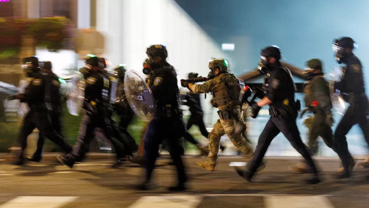 Агенты ICE атакуют протестующих во время демонстрации против иммиграционной политики Трампа у здания центра содержания под стражей ICE в Портленде, 1 сентября 2025 года / Фото Reuters