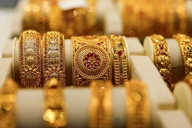 Золоті браслети виставлені в ювелірному магазині в Мумбаї, Індія, 20 березня 2025 року / Фото: REUTERS/Francis Mascarenhas