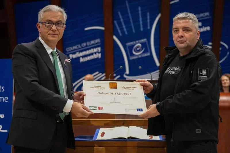 Український журналіст і правозахисник Максим Буткевич (праворуч) з президентом Парламентської асамблеї Ради Європи Теодоросом Руссополосом після отримання Премії з прав людини імені Вацлава Гавела / Фото: Себастьєн Бозон/AFP/dpa