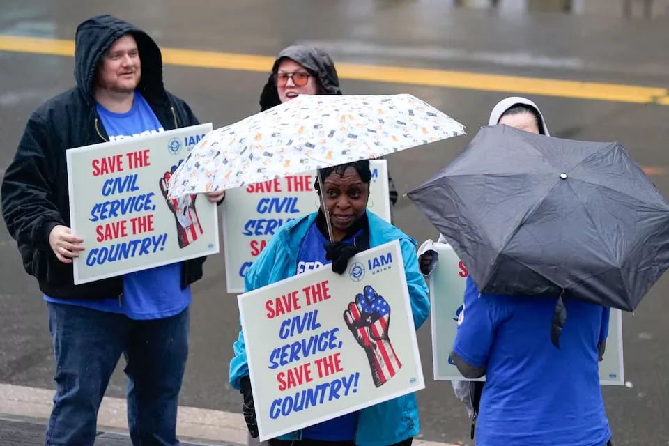Члены профсоюза на митинге в поддержку федеральных служащих в Вашингтоне / Фото: Reuters