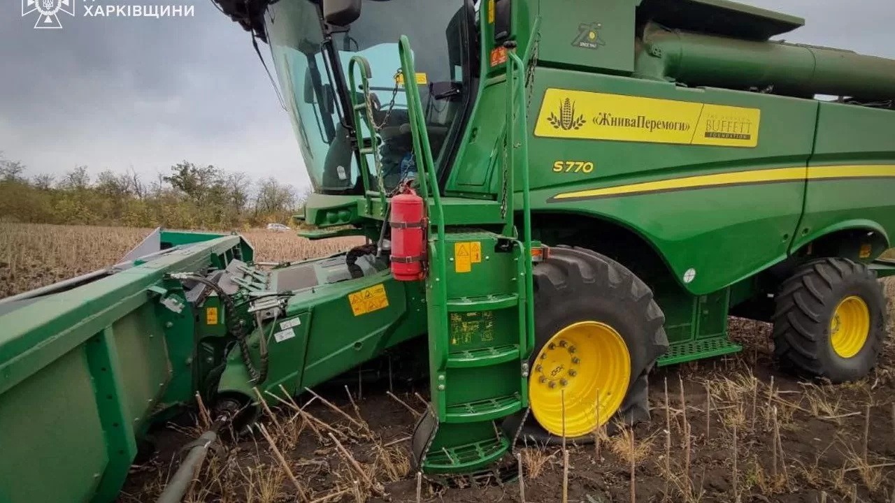 В Ізюмському районі на мані підірвався комбайн / Фото: Рятувальники Харківщини 