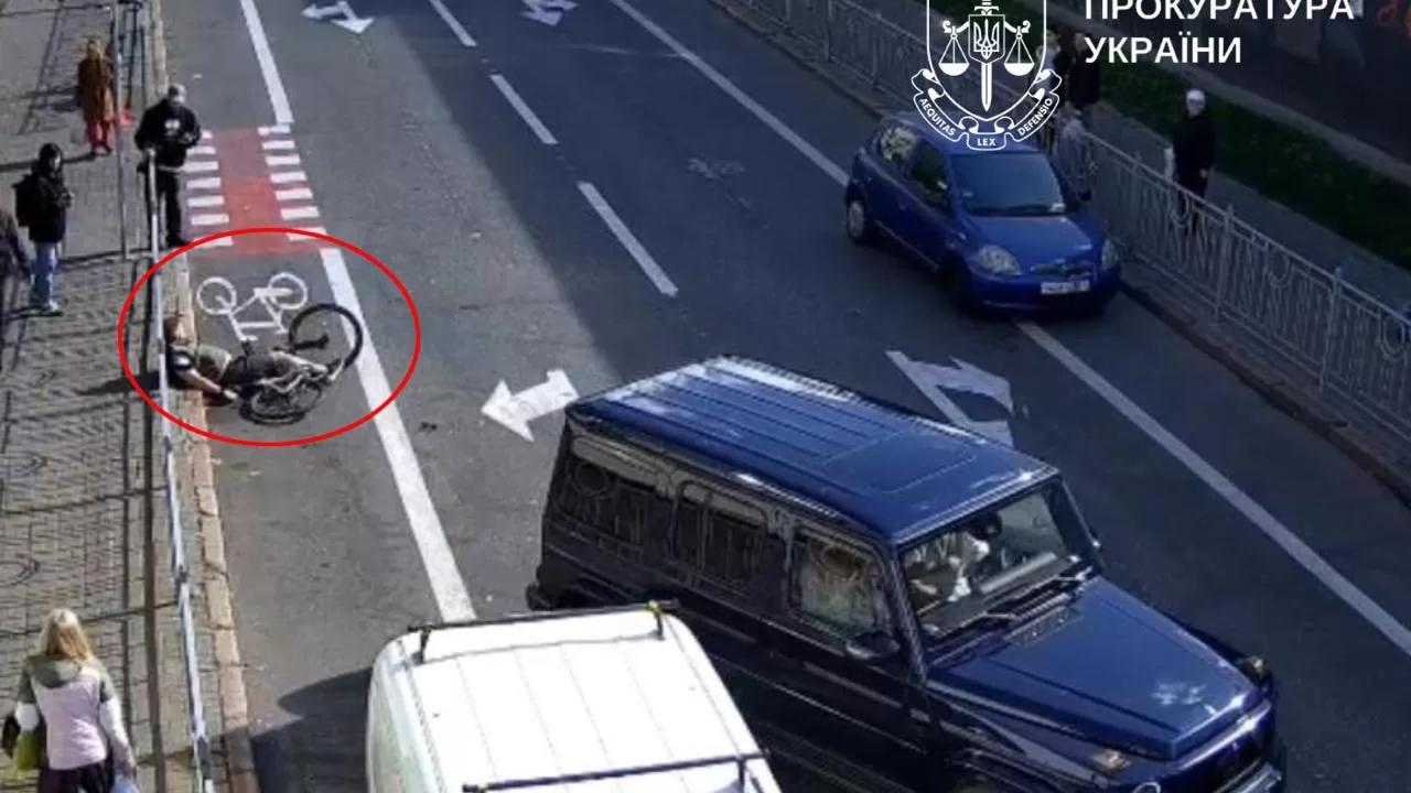 Кадр побиття велосипедиста / Фото: Київська міська прокуратура