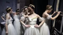 Балерини готуються до репетиції балету «Шопініана» в підземній частині Національного академічного театру опери та балету, 27 квітня 2025 / Фото Reuters