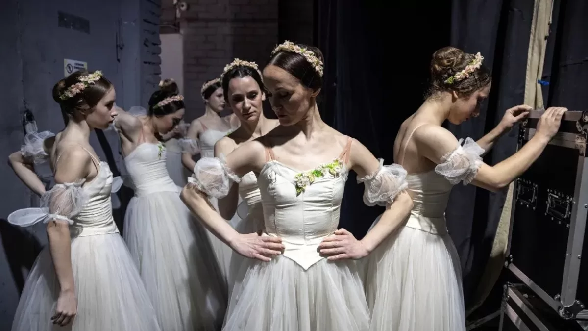 Балерини готуються до репетиції балету «Шопініана» в підземній частині Національного академічного театру опери та балету, 27 квітня 2025 / Фото Reuters