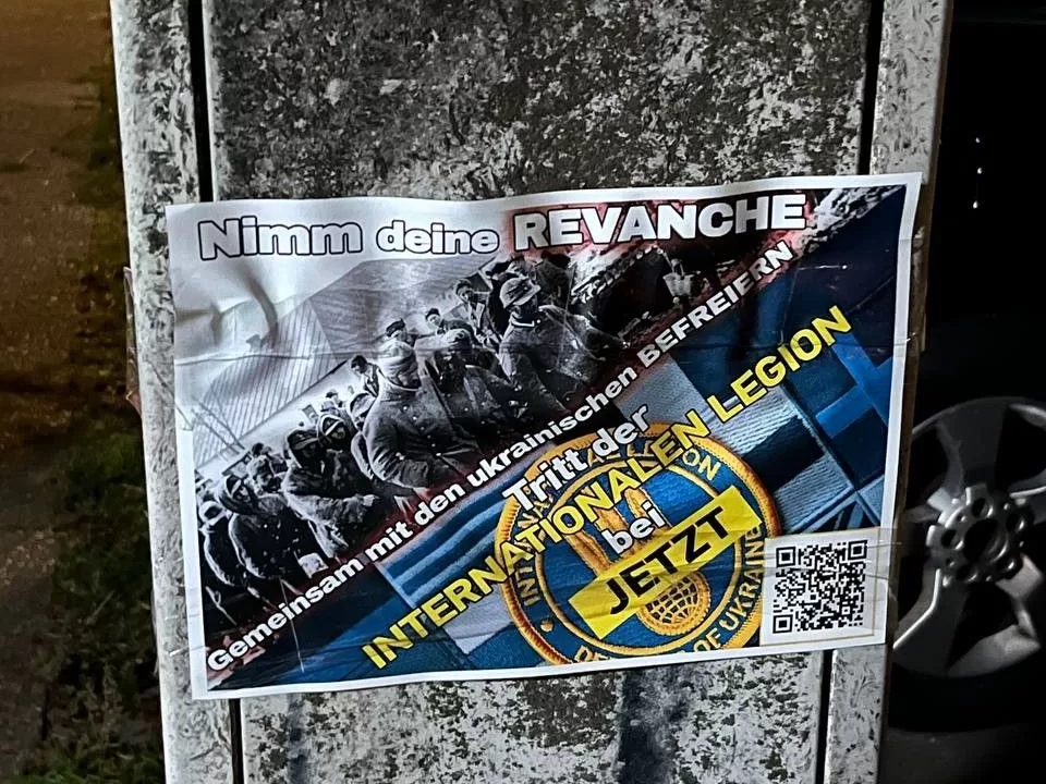 В немецкой столице заметили плакаты с QR-кодом на сайт Интернационального легиона Украины / Фото: Шарлотта Хазельберг