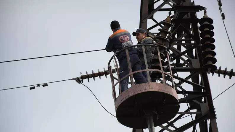 Енергетики відновлюють лінії / Фото: Чернігівобленерго
