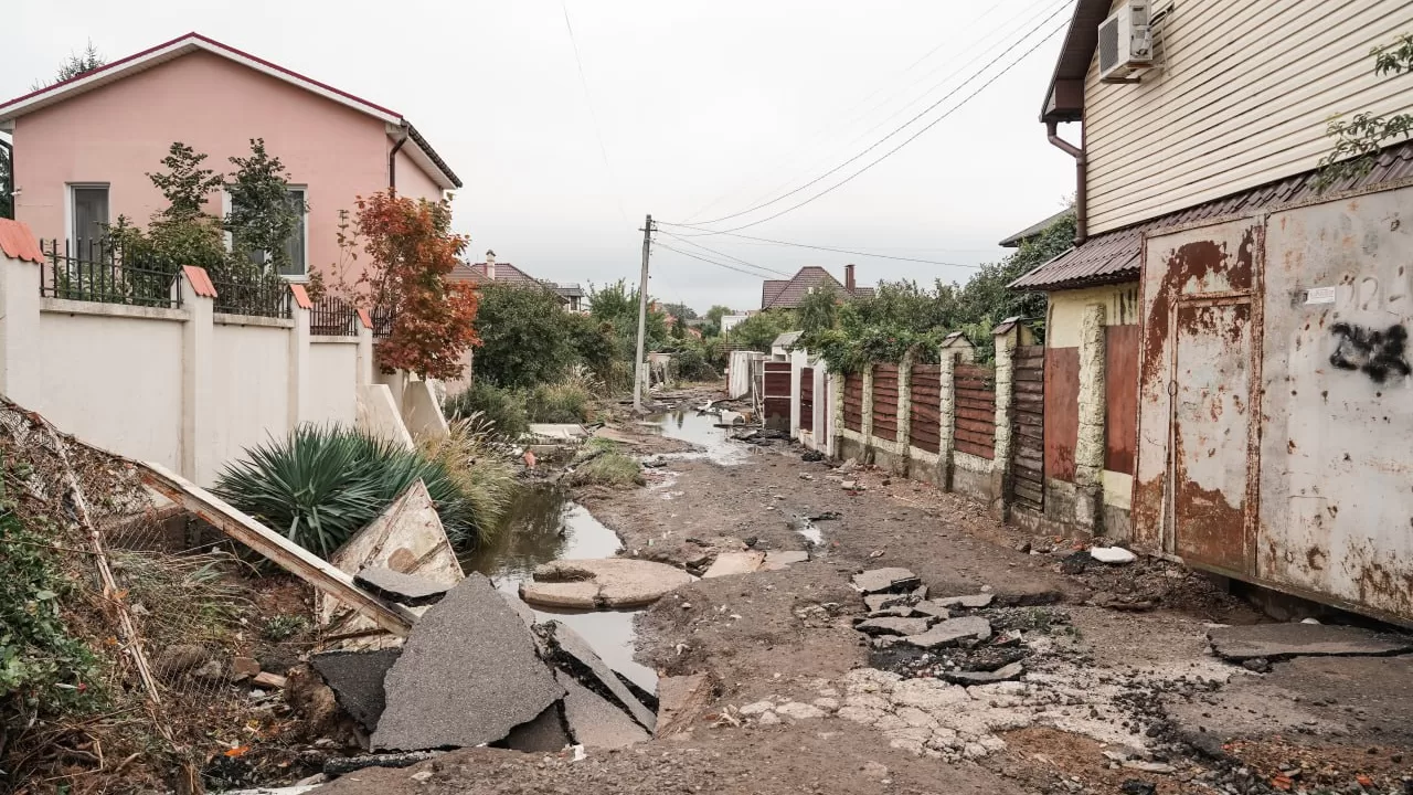 Уничтоженная потоком воды улица в Одессе / Фото: t.me/OleksiiKuleba