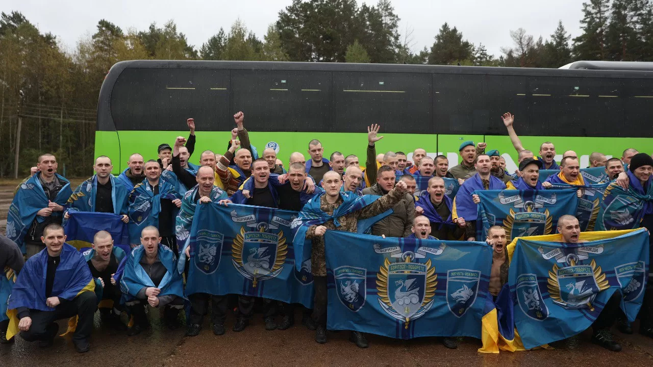 Вернувшиеся из плена защитники / Фото: Владимир Зеленский