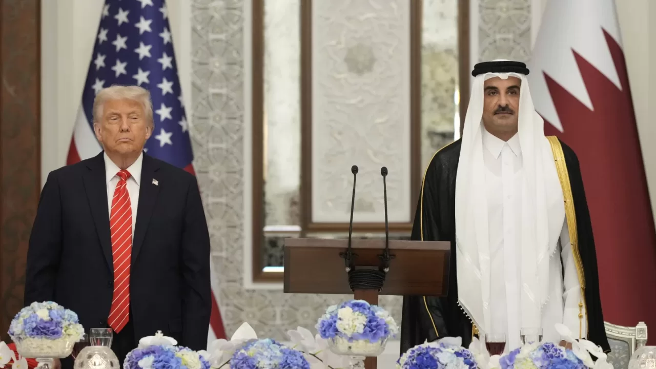 Президент Дональд Трамп і емір Катару шейх Тамім бін Хамад Аль Тані стоять під час виконання гімну США на державному обіді в палаці Лусейл в Досі, Катар, 14 травня 2025 року / Фото: AP Photo/Alex Brandon