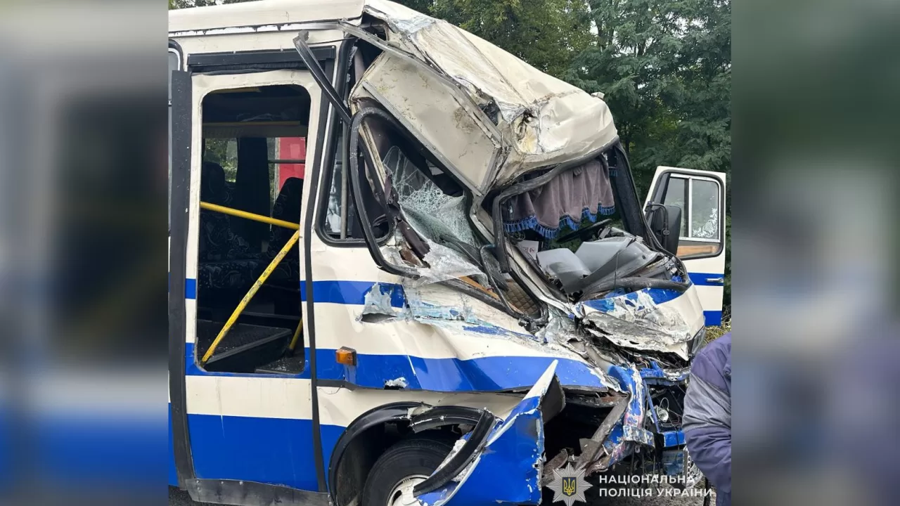 Поврежденный автобус под Львовом / Фото: Полиция Львовской области