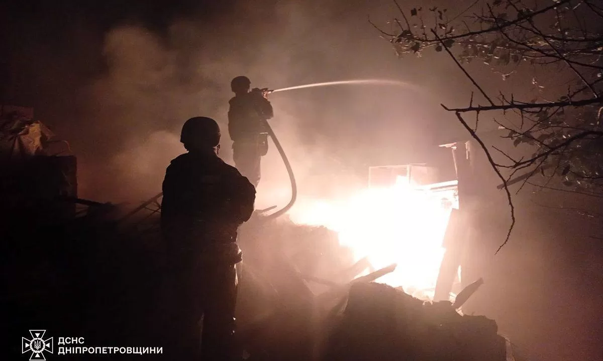 Рятувальники Дніпропетровщини на місці обстрілу / Фото: ДСНС