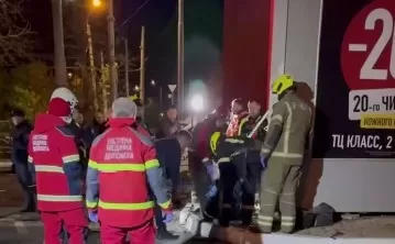 Рятувальники на місці виявлення тіла у каналізації / Скриншот