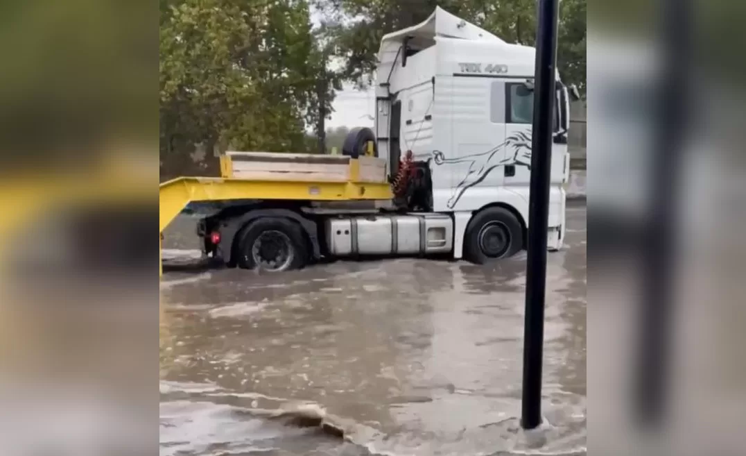 Вантажівка на затопленій вулиці в Одесі 4 жовтня / Скриншот