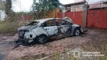 Уничтоженная в результате обстрела машина в Херсоне / Фото: Полиция Херсонской области