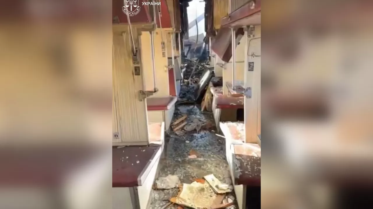 Пошкоджений обстрілом вагон у Шостці / Фото: Сумська обласна прокуратура