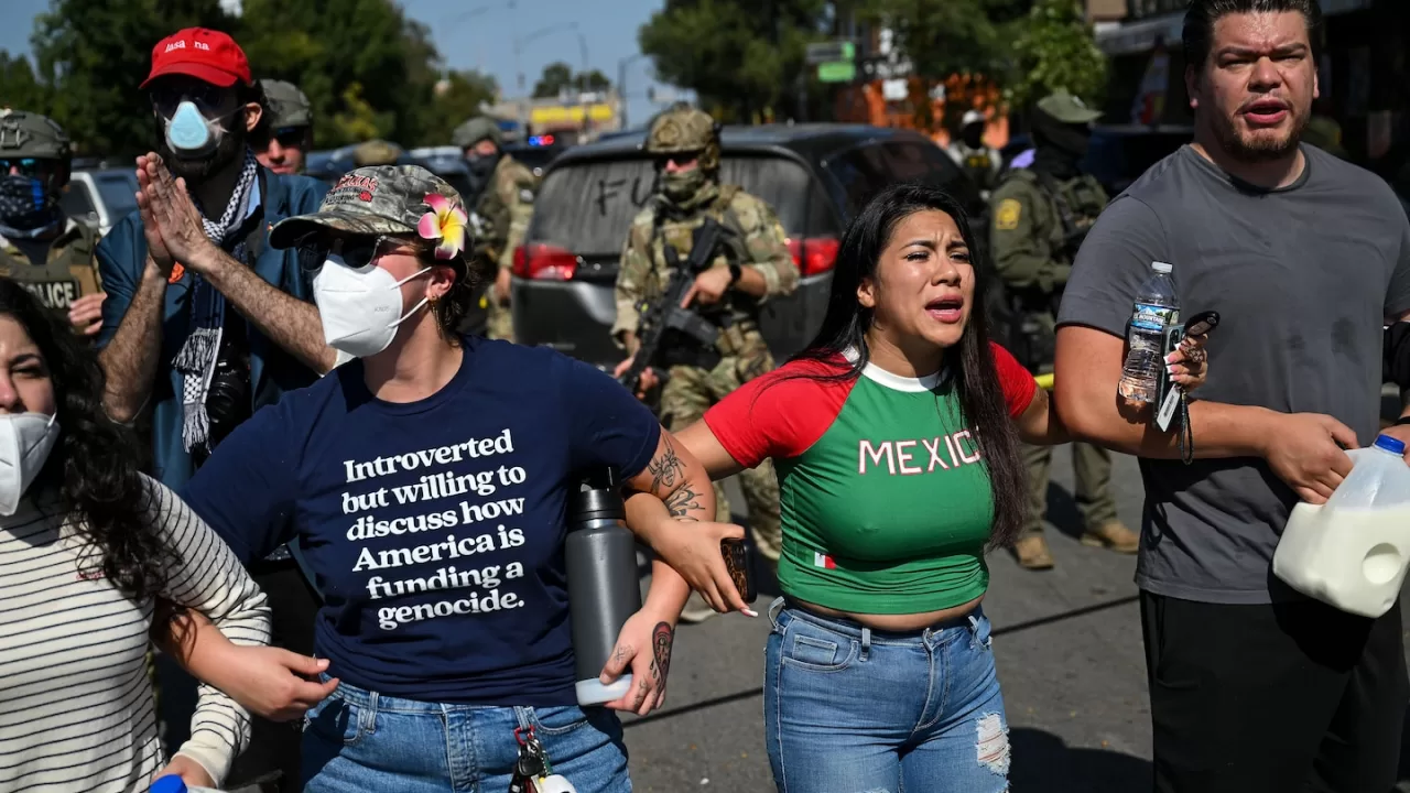 Демонстранти протестують вздовж Кедзі-авеню в районі Брайтон-Парк у Чикаго в суботу 4 жовтня 2025 року / Фото: Джошуа Лотт/The Washington Post