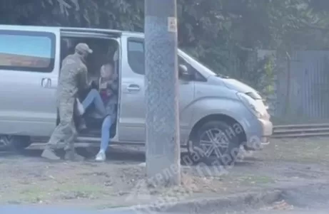 В Одесі жінка намагалася перешкодити представникам ТЦК / Скриншот з відео