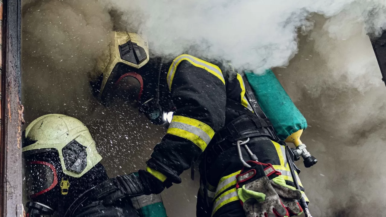 Спасатели на месте обстрела / Фото: ГСЧС Сумщины