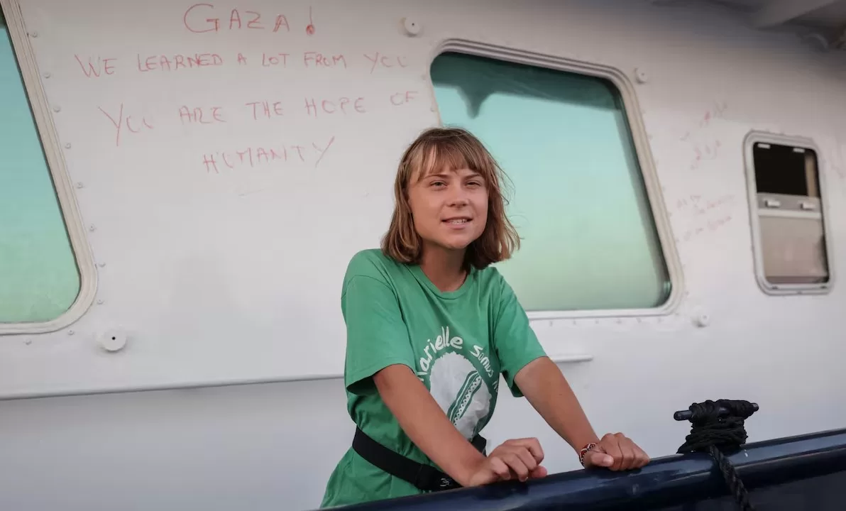 Грета Тунберг розмовляє з агентством Reuters на борту корабля, що входить до складу Глобальної флотилії "Сумуд", яка має на меті досягти Гази і прорвати морську блокаду Ізраїлю, коли вони відпливають від острова Крит, Греція, 25 вересня 2025 року / Фото: REUTERS/Stefanos