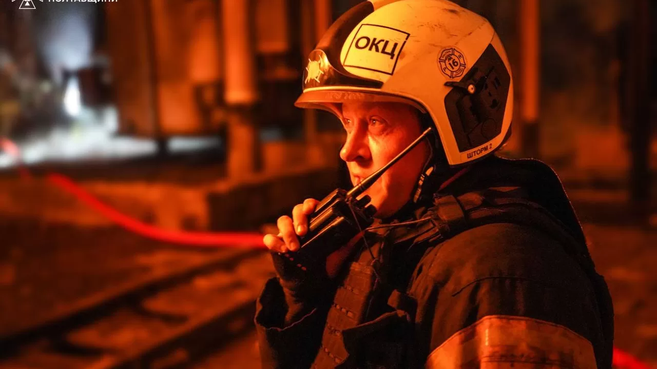 Спасатель на месте пожара в Полтавской области / Фото: ГСЧС