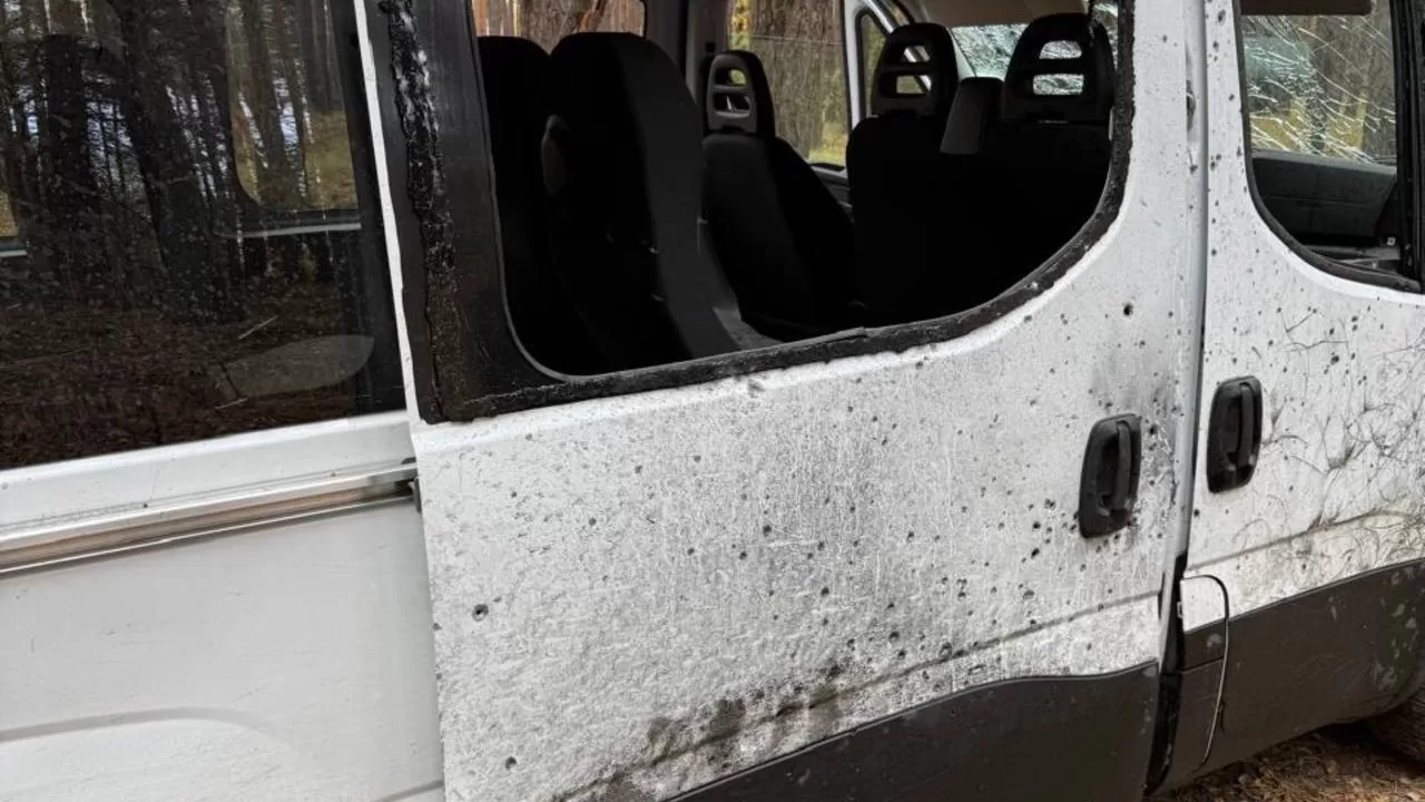 На Харківщині російський дрон влучив в авто з працівниками Борівської СВА / Фото: Харківська обласна прокуратура 