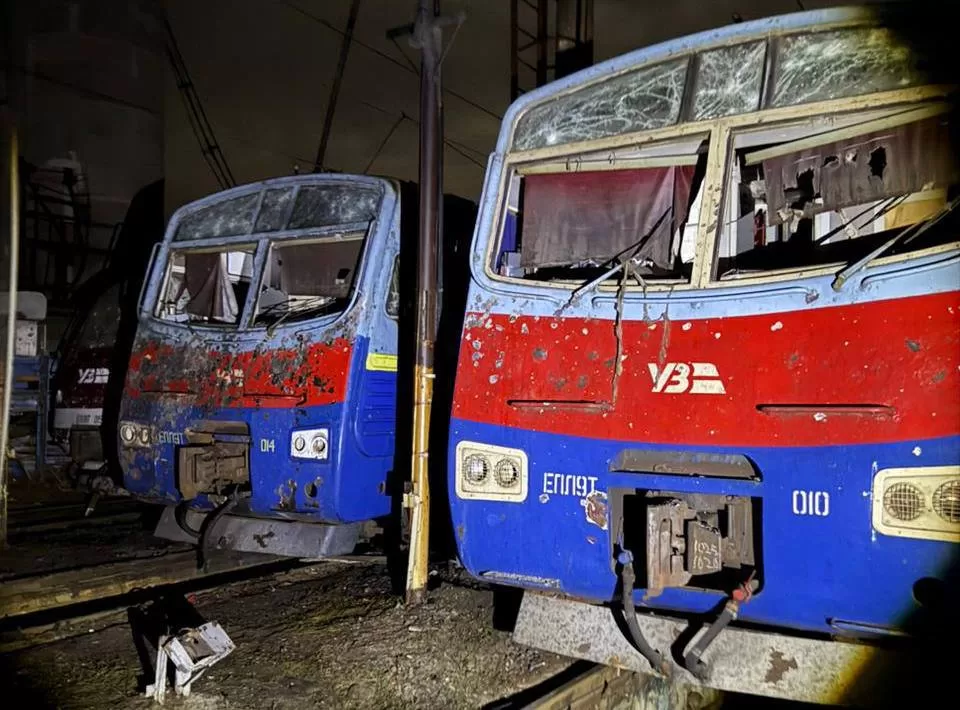 Damaged trains in Poltava / Photo: t.me/OleksiiKuleba