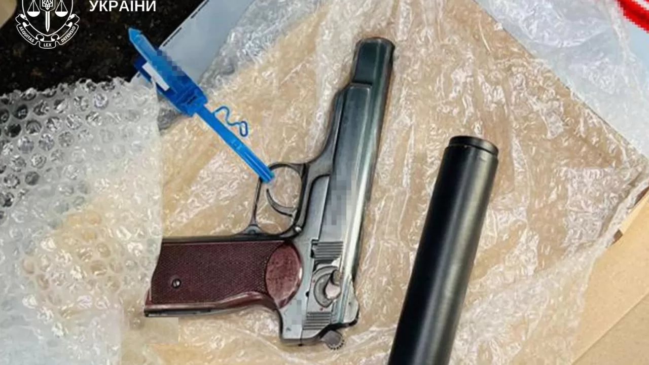 Вилучений в затриманих пістолет / Фото: Київська міська прокуратура