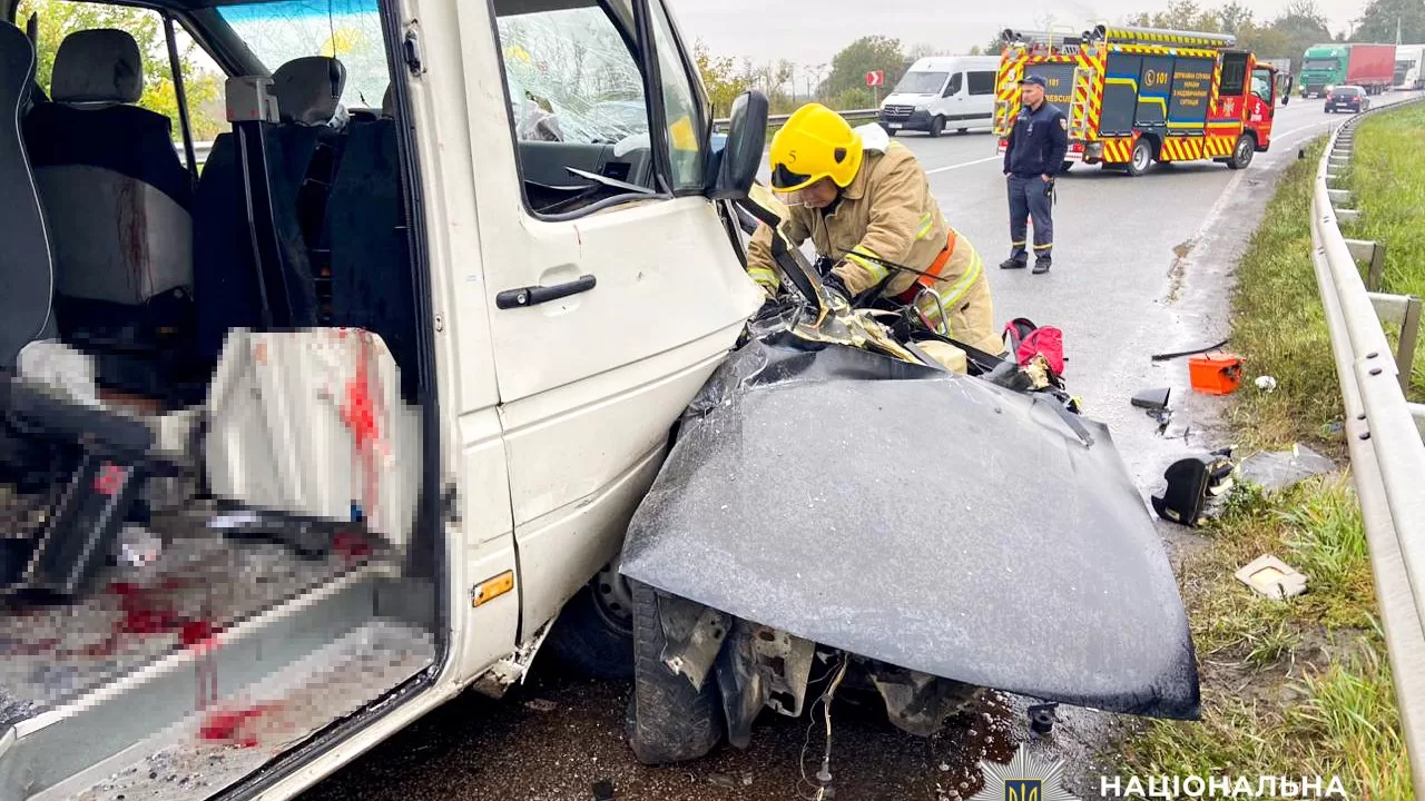 Рятувальники на місці ДТП / Фото: ГУНП в Рівненській області