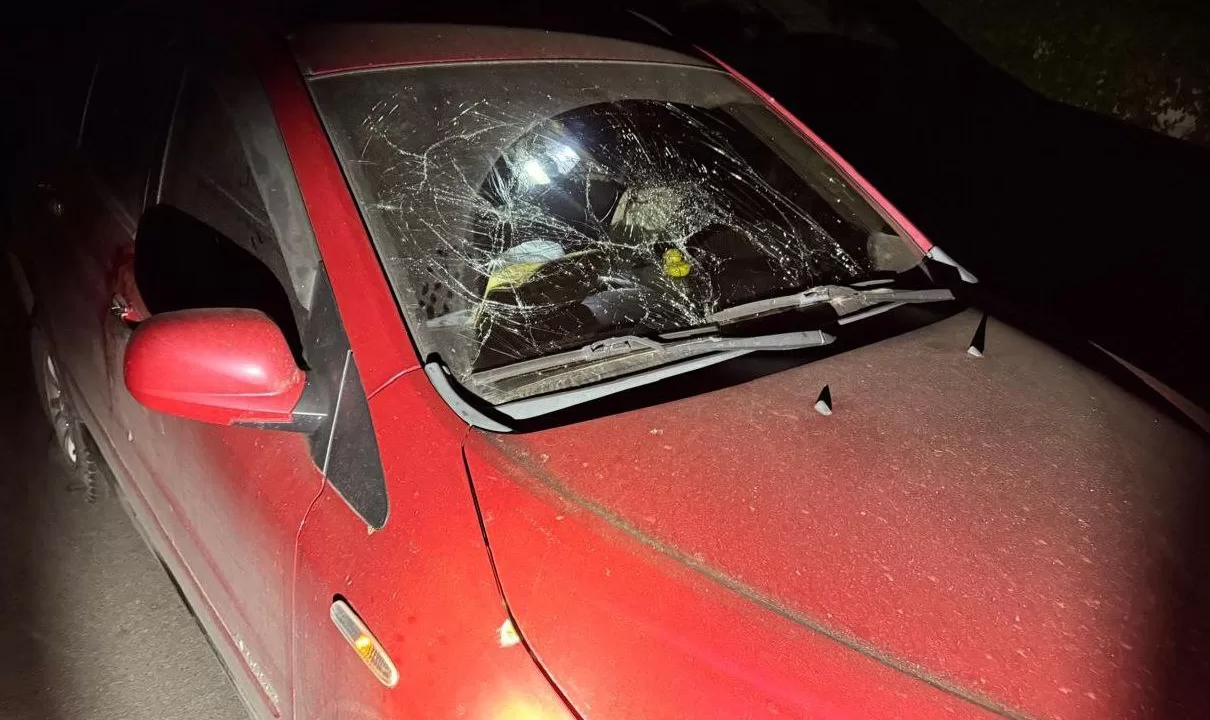 Пошкоджена обстрілом автівка на Дніпропетровщині / Фото: Сергій Лисак