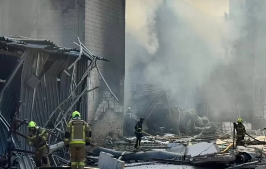 Місце ракетного удару у Києві / Фото: Yofi