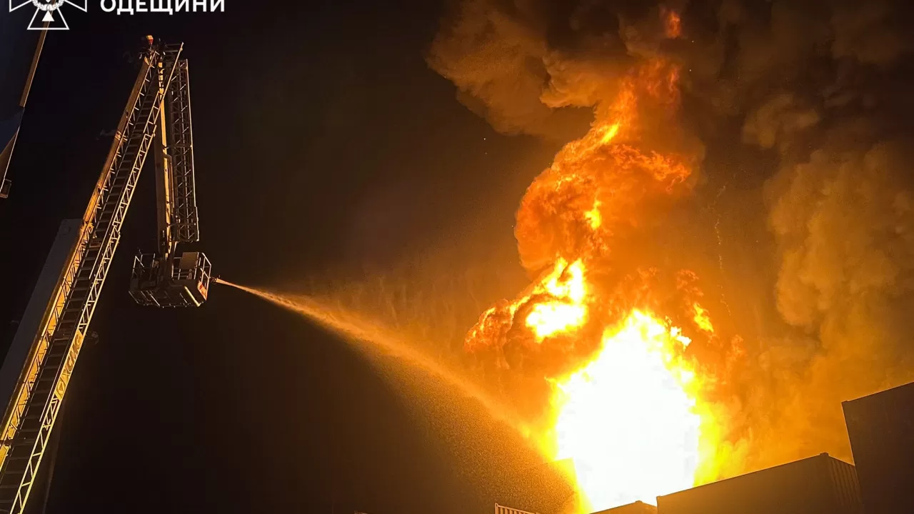 Рятувальники Одещини на місці пожежі після атаки дронів / Фото: ДСНС