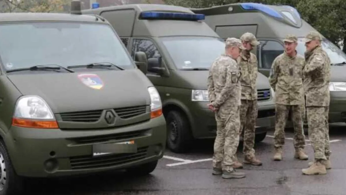 Військові біля службового транспорту / Фото ілюстративне: blik.ua