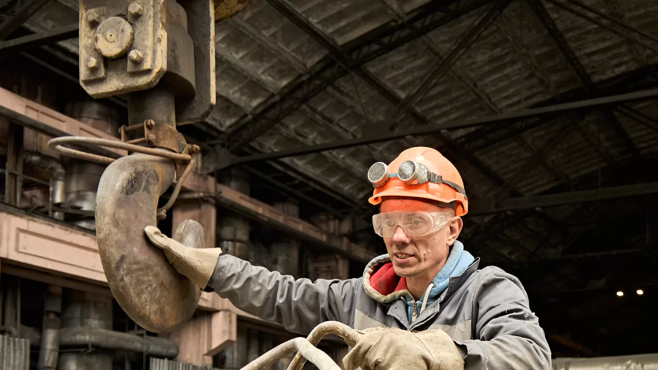 Енергетик працює над відновленням теплоелектростанції / Фото: ДТЕК