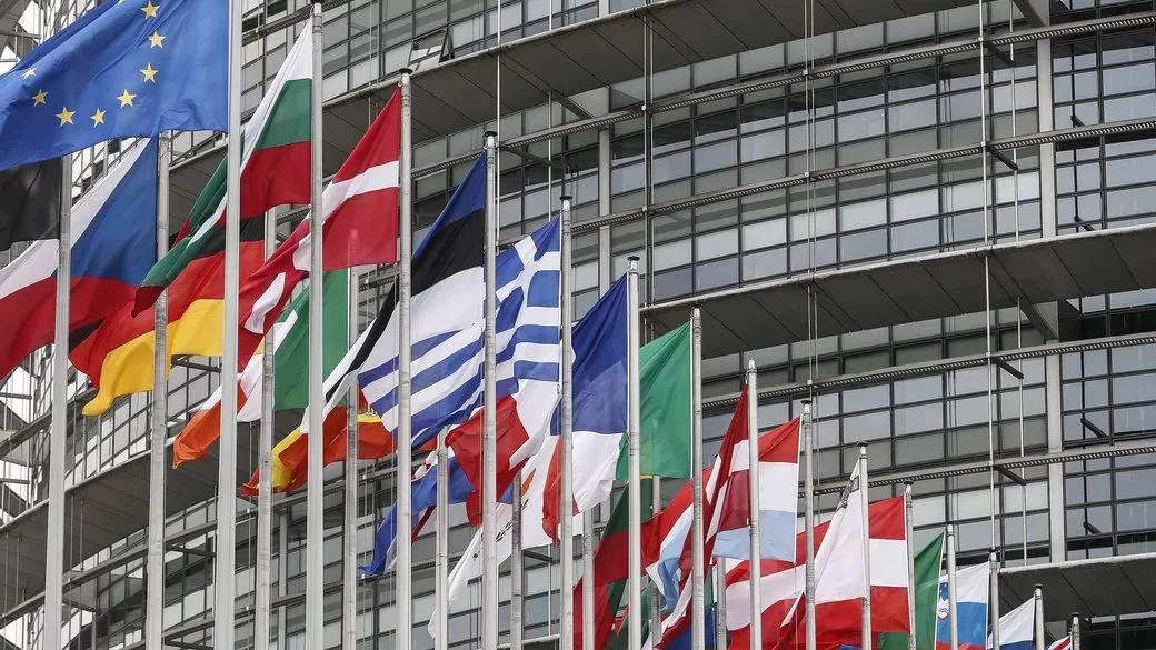 Прапори країн Європи біля будівлі Європарламенту / Фото: AP