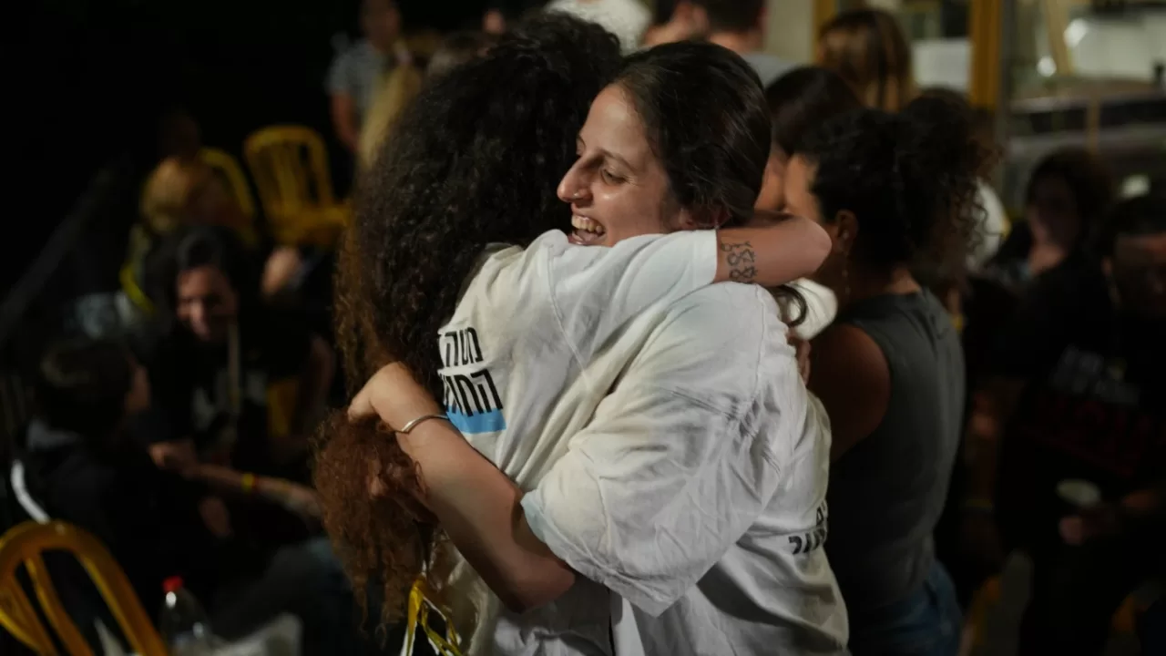 Relatives and supporters of Israeli hostages held by Hamas in the Gaza Strip celebrate the announcement that Israel and Hamas have agreed on the first phase of a peace plan, Tel Aviv, Israel, 09.10.2025 / Photo: AP