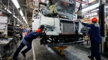 Работники собирают грузовик Gazon Next на Горьковском автомобильном заводе (ГАЗ) в Нижнем Новгороде, Россия / Фото: REUTERS
