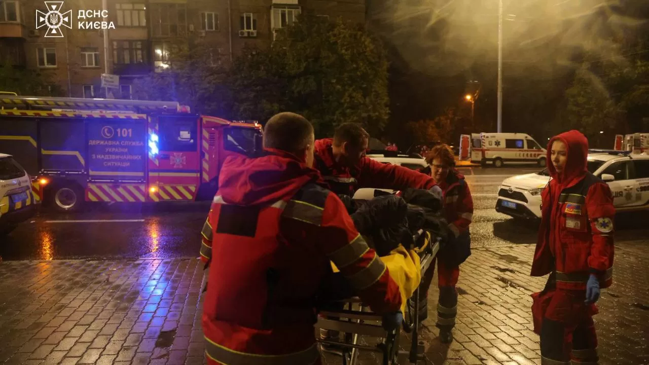 У Києві внаслідок атаки РФ 10 жовтня постраждали дев'ятеро людей / Фото: ДСНС
