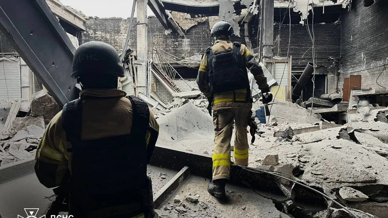 Рятувальники Дніпропетровщини на місці обстрілу 10 жовтня / Фото: ДСНС