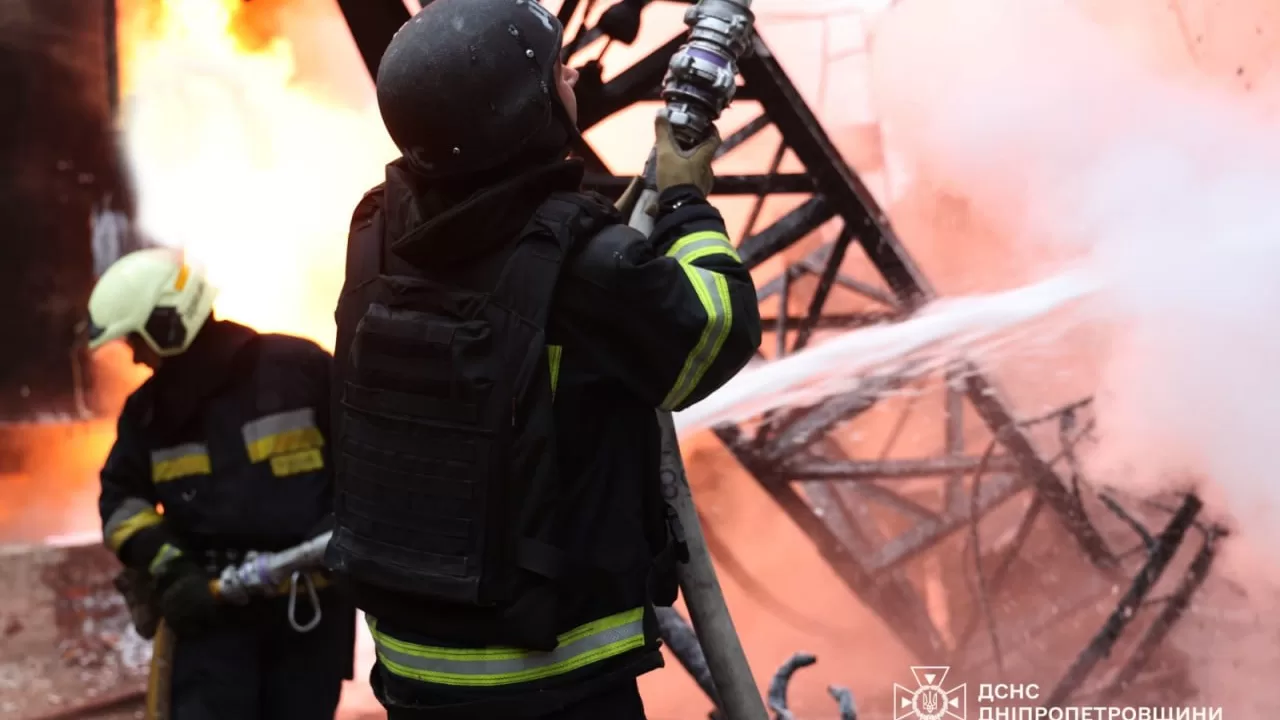 Rescuers of the Dnipropetrovsk region at the site of the shelling / Photo: SES