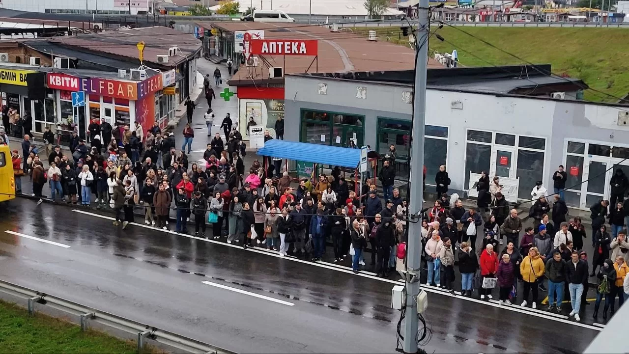 Черга на зупинці у Києві / Фото: Obozrevatel.ua