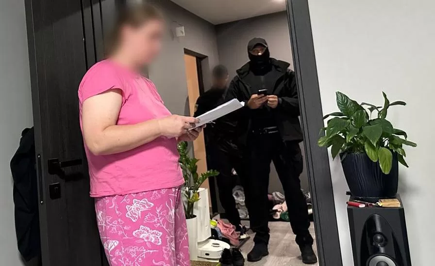 Оголошення підозри працівниці банку / Фото: ГУНП в Київській області