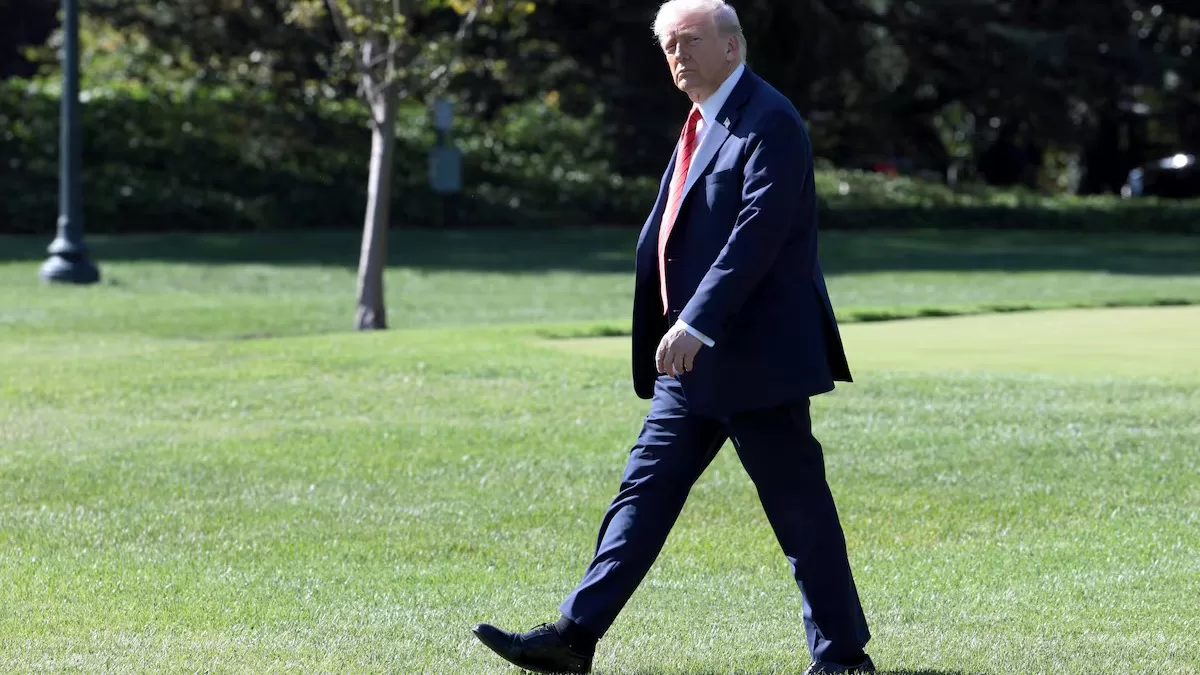 Трамп идёт к вертолёту Marine One, 10 октября 2025 года / Фото Reuters