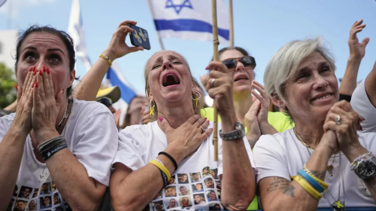 Люди реагируют на прямую трансляцию освобождения израильских заложников из Газы на площади, известной как "Площадь заложников" в Тель-Авиве, Израиль, в понедельник, 13 октября 2025 года / Фото: AP Photo/Oded Balilty