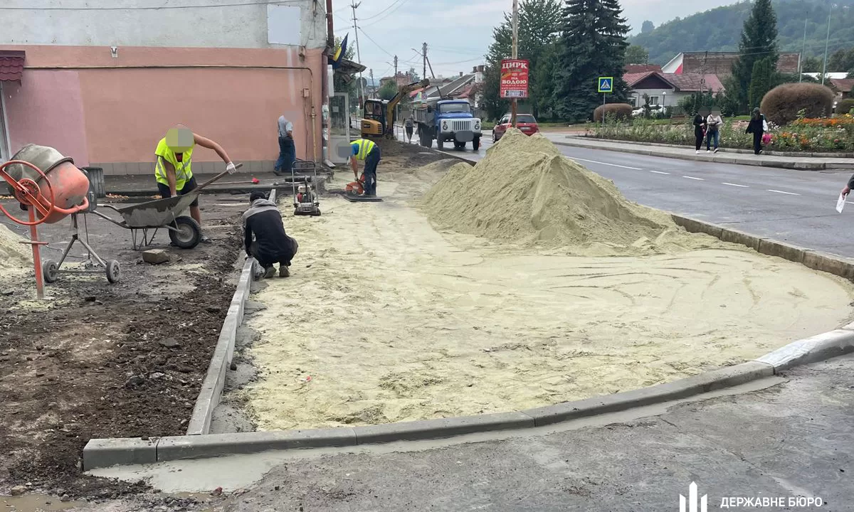 Солдати в/ч у Львівській області замість служби клали бруківку / Фото: ДБР