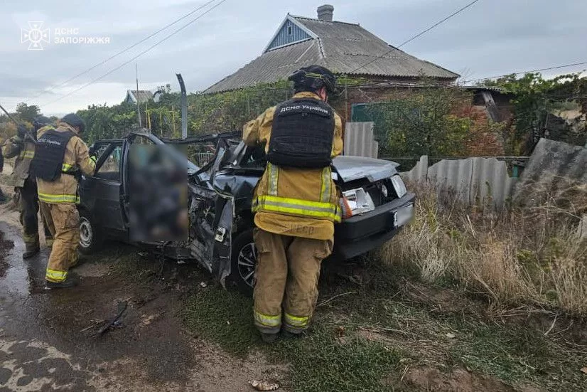 Рятувальники Запоріжжя на місці влучання дрона в авто / Фото: ДСНС