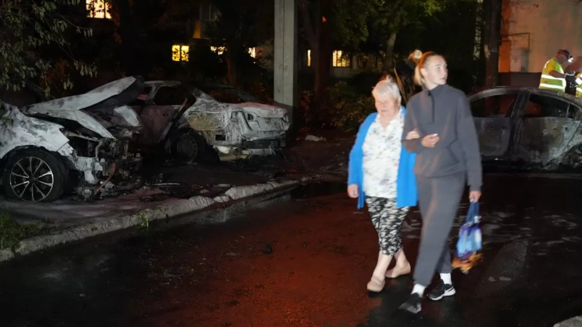 Одно из попаданий было в 17-й этаж многоэтажки, другое — во второй этаж дома, расположенного неподалеку / Фото Суспільне